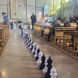 Schach-Gottesdienst und Einweihung des Oudoor -Schachs